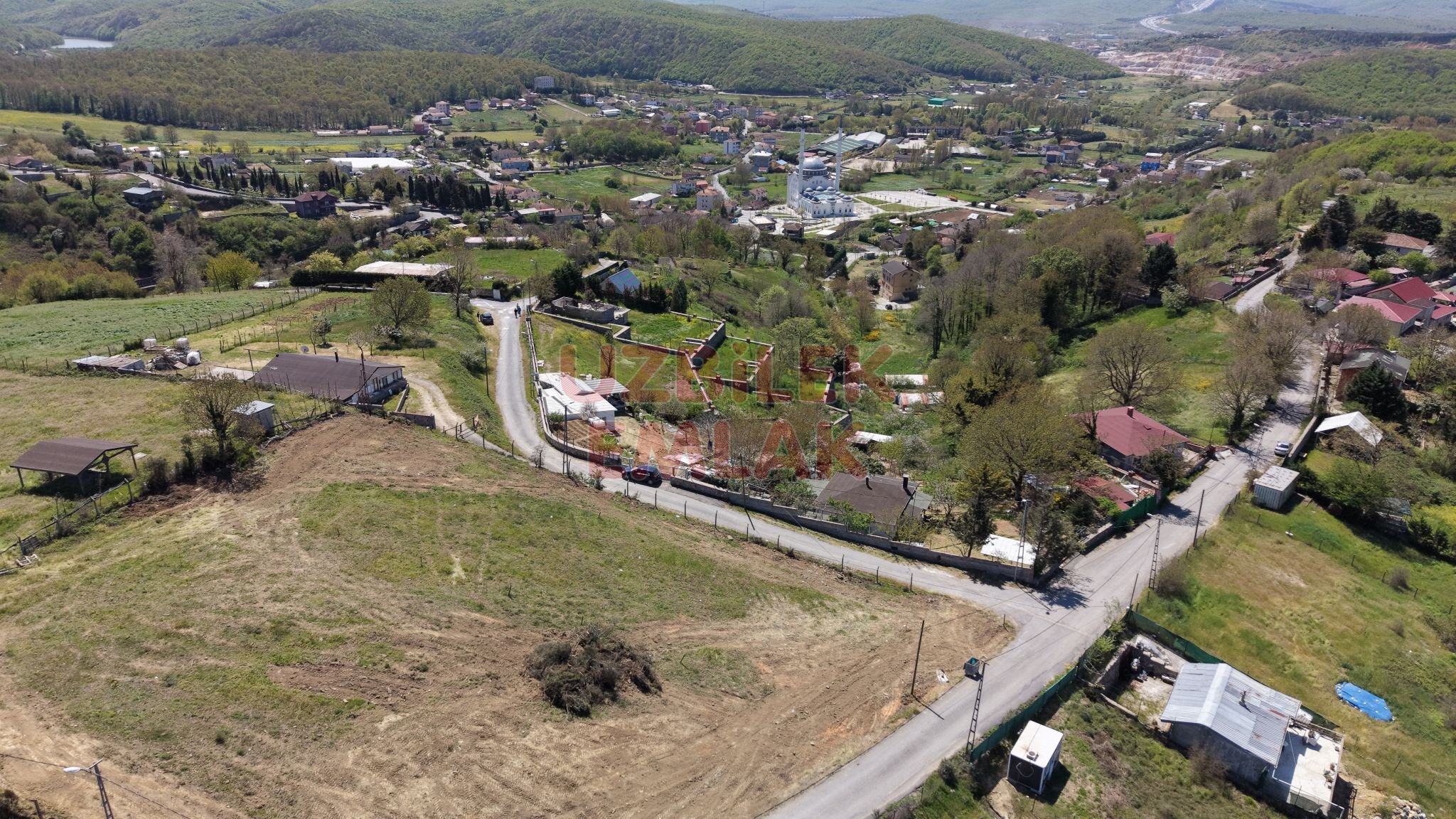 Beykoz İshaklı Mevkii Satılık Villa İmarlı Etrafı Çevrilmiş Arsa
