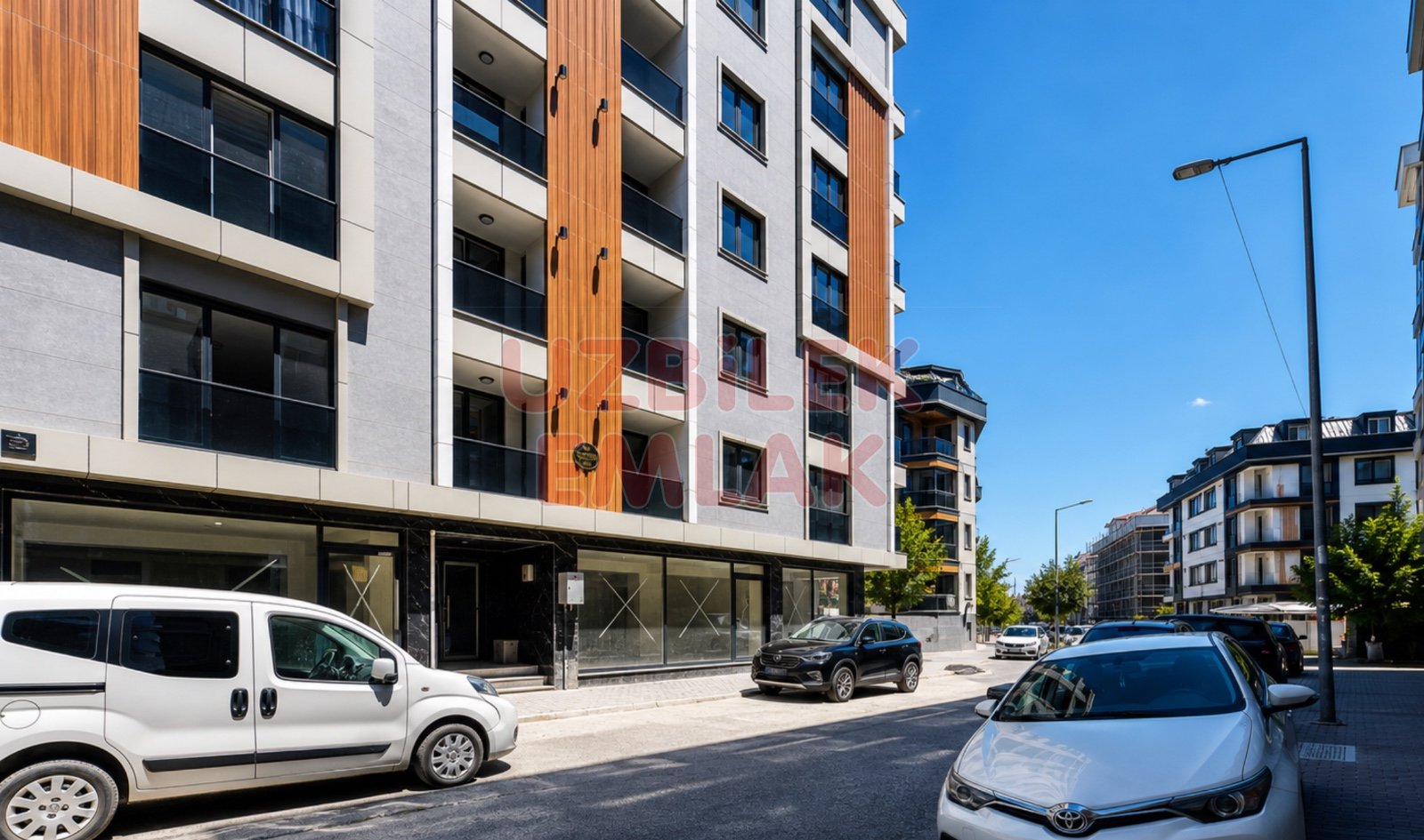 Bahçelievler Yayla Merkez'de Satılık Sıfır Köşe Dükkan | 190 m² Net