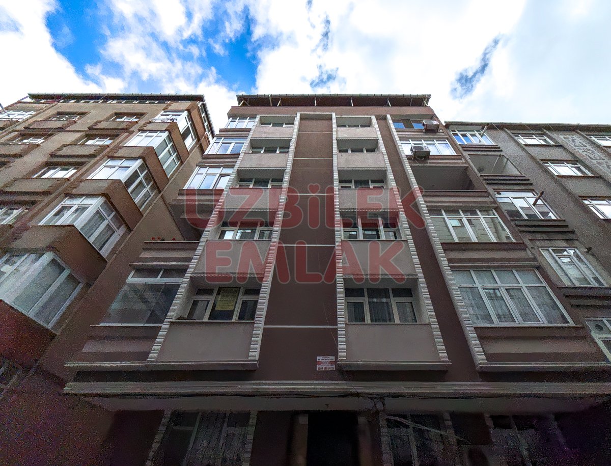 Siyavuşpaşa Emek Caddesi Yakını 27 Yıllık Binada 115 m² 3+1 Balkonlu Daire