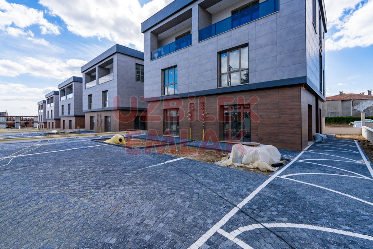 B.çekmece Mimarsinan'da Satılık Modern Tripleks Villa