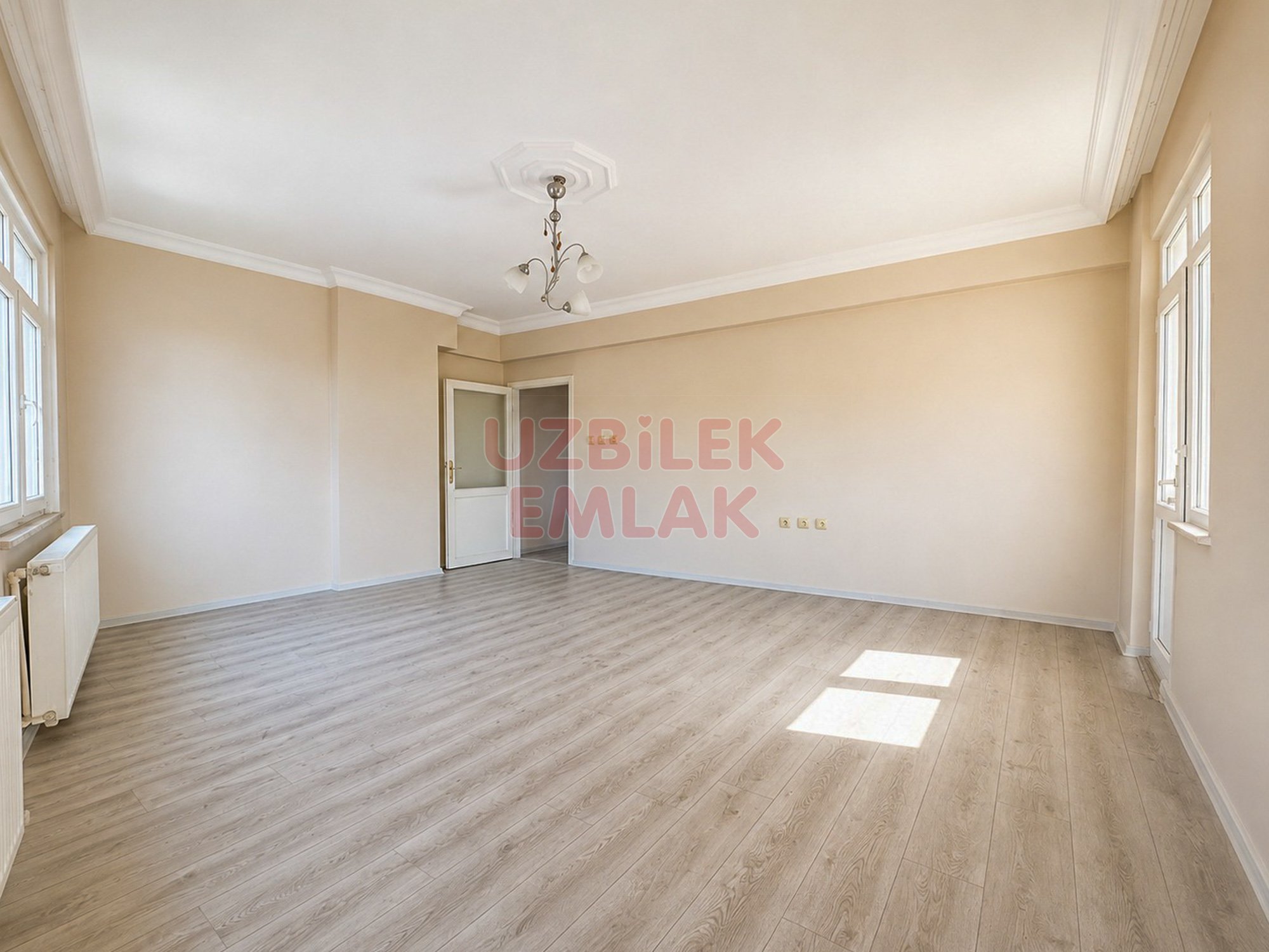 BAHÇELİEVLER SOĞANLI MEYDAN’DA CADDE ÜZERİ FERAH & AYDINLIK DAİRE